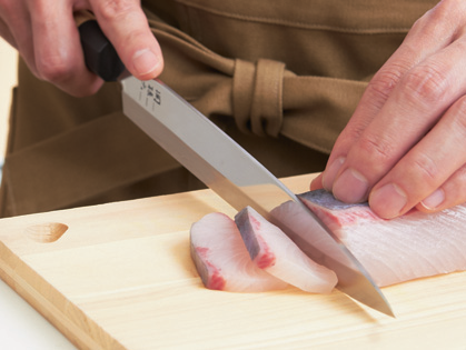 日本刀を原型とし、美しい切断面がつくれる和包丁。