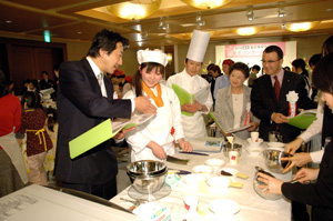 写真は審査風景 左から辰巳琢郎氏、江田邦雄氏、遠藤久子貝印㈱監査役、遠藤宏治貝印㈱社長