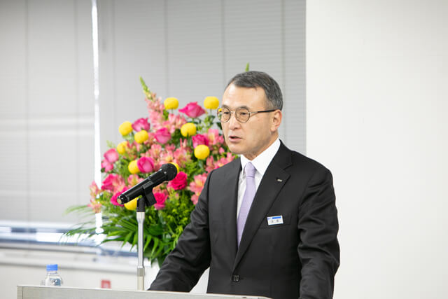 挨拶を述べる代表取締役社長　遠藤宏治