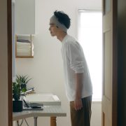 眉毛や鼻毛を整える男性