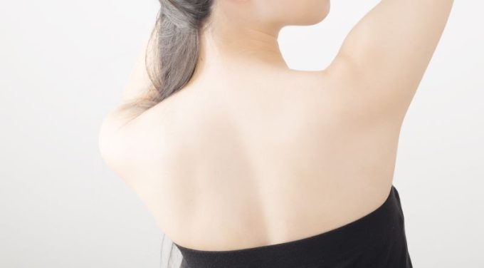 背中の毛は自己処理できる！処理方法や注意点を解説