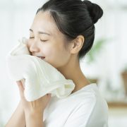 正しい洗顔のやり方完全ガイド│肌悩み別のポイントやNG行動も解説