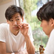 鼻毛が伸びるのが早いのはなぜ？原因や対策、処理方法まで