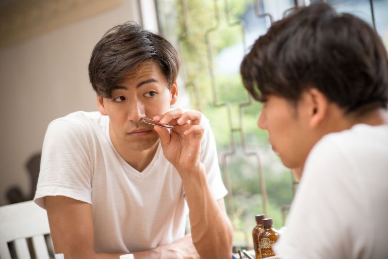 鼻毛が伸びるのが早いのはなぜ？原因や対策、処理方法まで