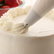 ケーキに欠かせない生クリームの簡単な作り方とは？材料や泡立てのポイントまで