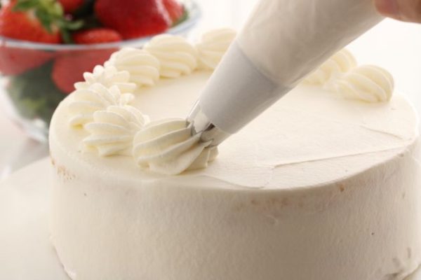 ケーキに欠かせない生クリームの簡単な作り方とは？材料や泡立てのポイントまで
