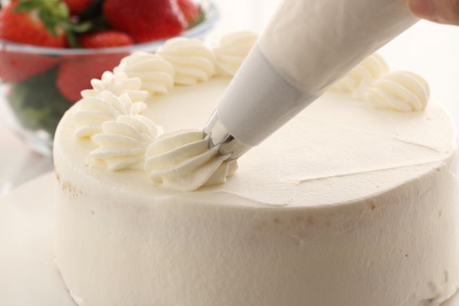 ケーキに欠かせない生クリームの簡単な作り方とは？材料や泡立てのポイントまで