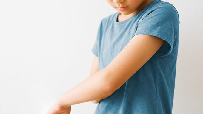 小学生・中学生のムダ毛処理はいつから？子どもの肌を守る安全な方法と親が知っておくべき注意点