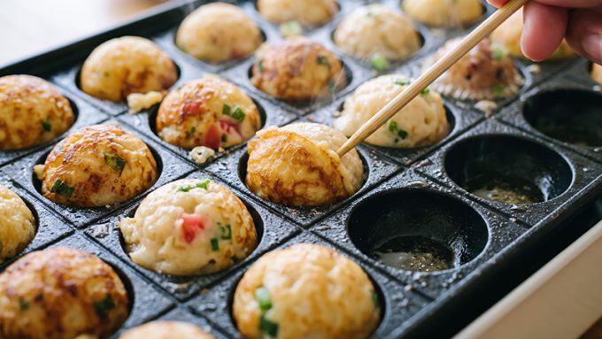 たこ焼きの焼き方の基本は？おいしく焼くポイントやグッズも紹介