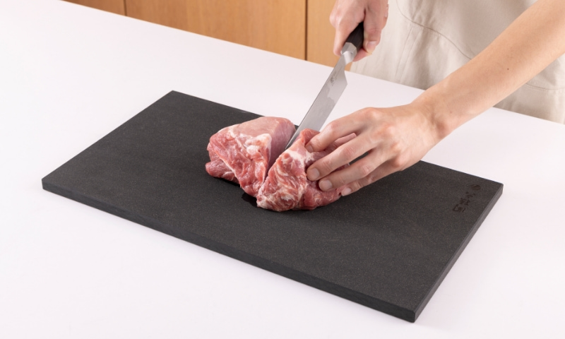 ゴムの弾力でまな板にキズが付きにくい