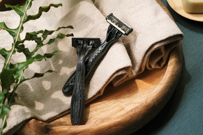 エコハンドルで環境配慮。Wスムーザーの5枚刃使い捨てカミソリ